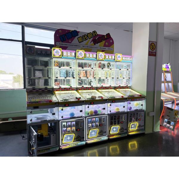 Máquina expendedora de huevos con monedas para arcade en centro comercial