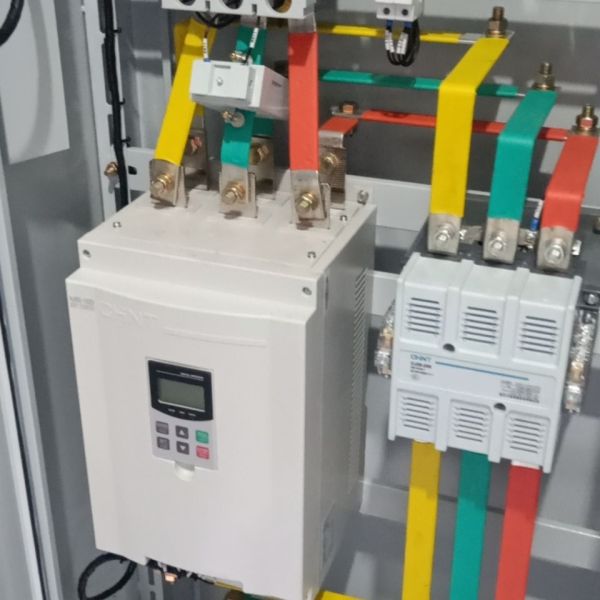 15KW~75KW 3 Pole AC Motor Starter Cabinet On Line Soft Starting IP30 IP40 Protection