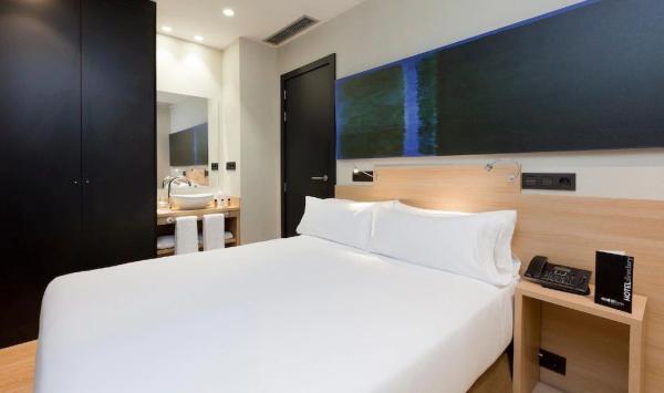Tanzania Dodoma hotel style apartment of laminate bed set furniture with wardrobe and TV cabinet luggage stand