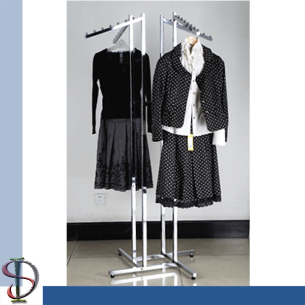 Регулируемый стеллаж для выставки товаров одежды металла трубки квадрата Chrome оружий высоты 4