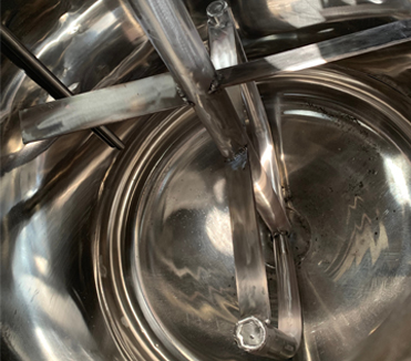 Reactor químico con tanque con motor de agitación y condensador de reflujo