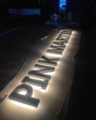 Sinalização 3D iluminada de metal personalizada com sinal de carta LED retroiluminado profissional