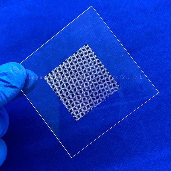 Placa de vidro de quartzo de sílica fundida resistente ao calor Placa de vidro de quartzo transparente perfurado a laser Substrato de vidro de quartzo
