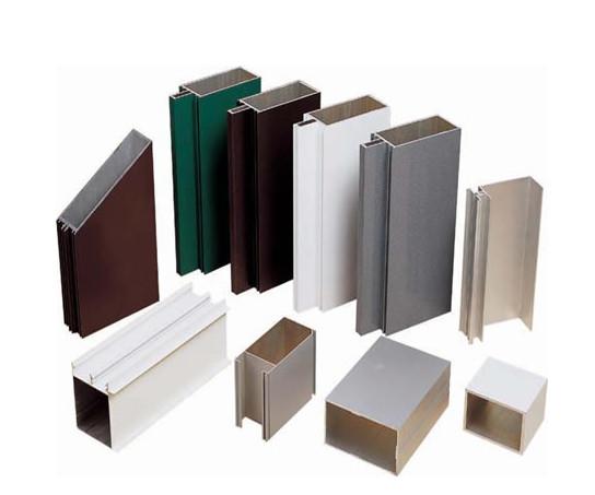 La poudre a peint des profils d'extrusion de fenêtre en aluminium avec profondément - traitant pour la fenêtre de Silding /Casement