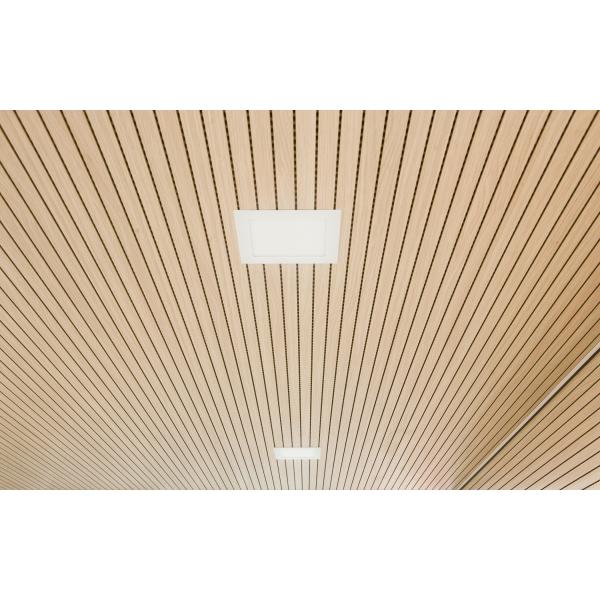 Salle de classe de l' école Panneau acoustique à rainures en ardoise en bois