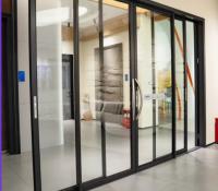 Porte coulissante en aluminium personnalisable avec options en verre