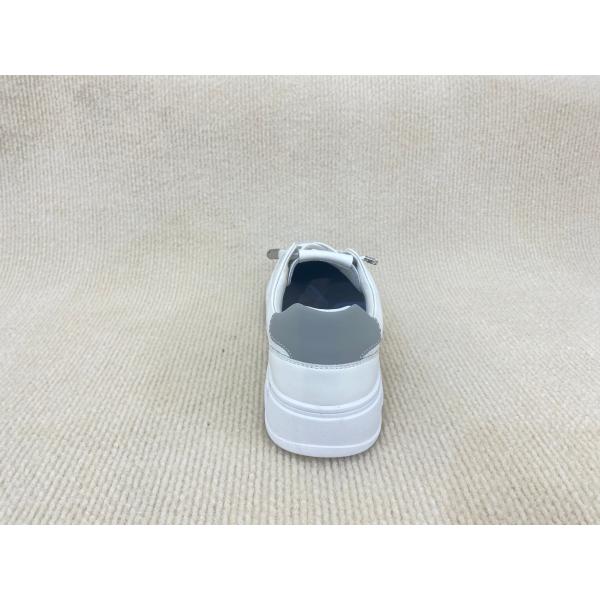 Women pure white and flat heel sport shoes with breathable mesh and lace up