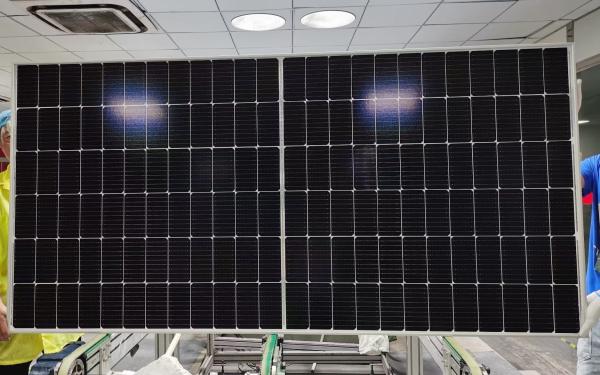 Mono Perc Frameless Bifacial Solar Panels On Roof 450 Watt 144 Half Cells