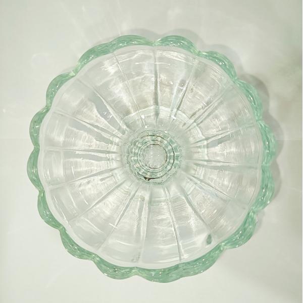 Чашка светлого роскошного мороженого шара стекла десерта стиля стеклянная прозрачная