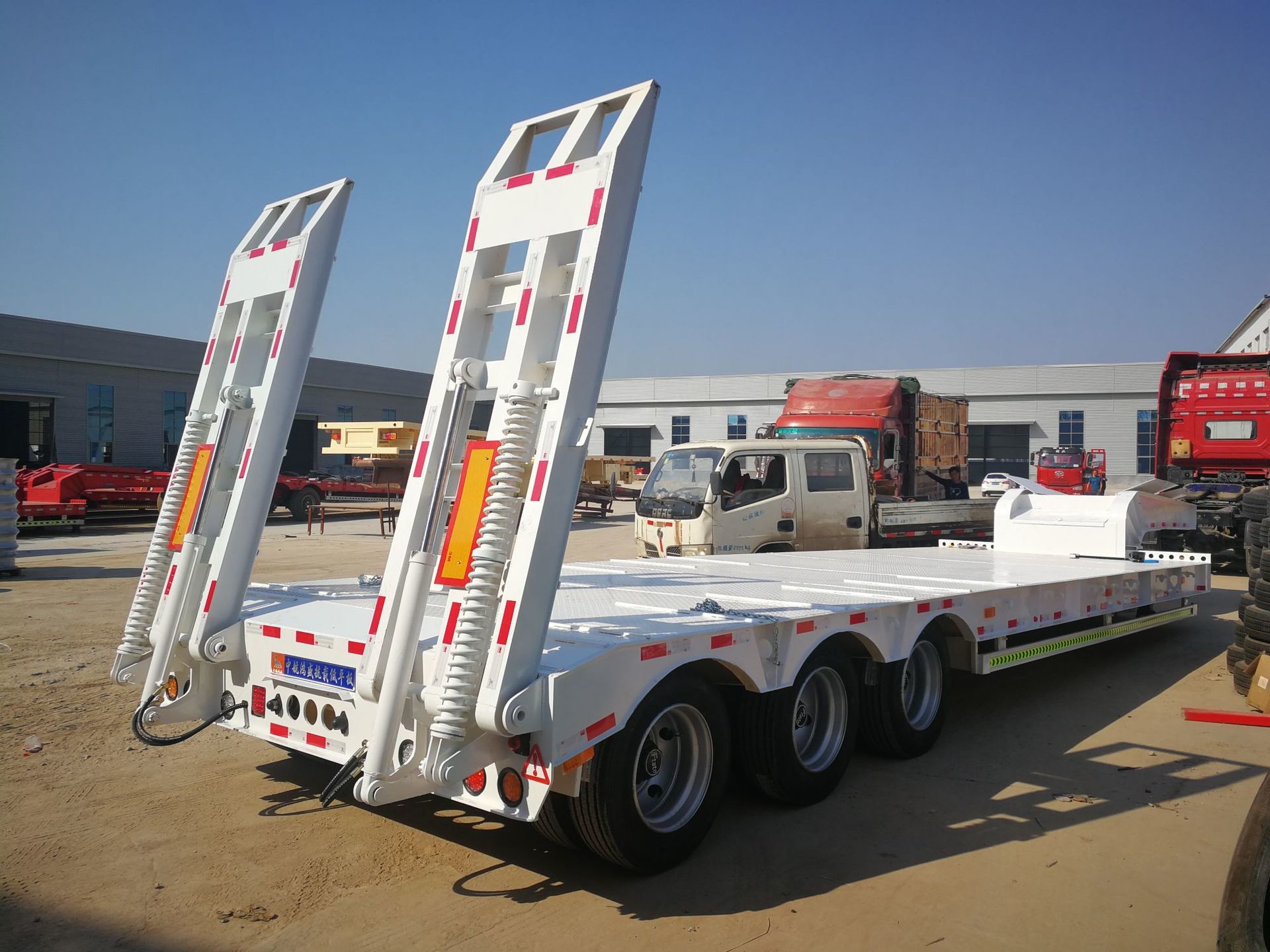 13M 50Тн Погрузчик Тяжелый Lowboy Полуприцеп для транспортировки экскаватор Гусиная 3 оси Низкая кровать