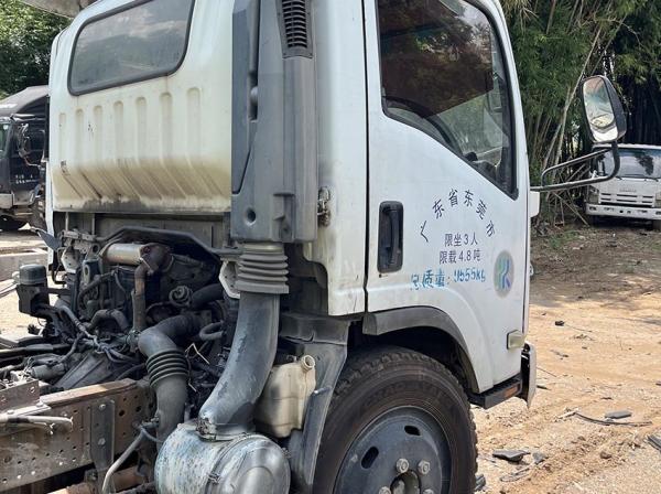 Caminhão de carga usado ISUZU ELF 600P 700P Caminhão leve 175hp Motor diesel 4KH1 Com 3 assentos e 2 portas