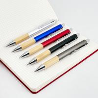 Un stylo à bille en bambou écologique pour écrire des examens