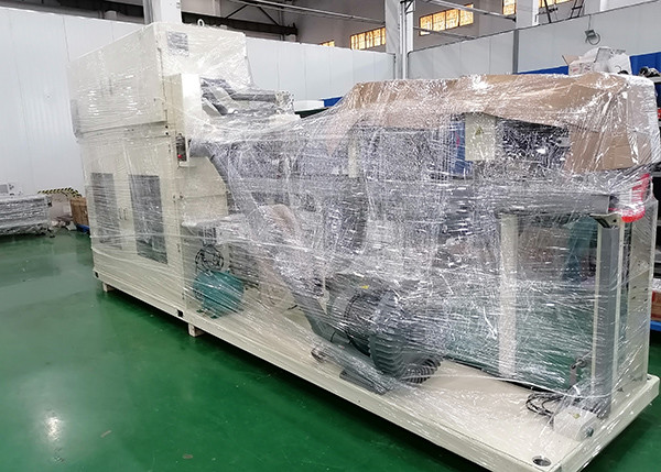 Полно машина упаковки санитарной салфетки фильма 25KW трубки крена сервопривода