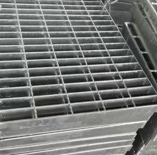 Hot Dipped Galvanized Steel Grating with 30X5 Steel Bar in Serrated or Plain Finish for Industrial Use