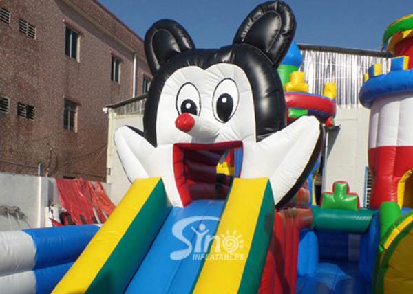 Campo de jogos inflável das crianças exteriores de Tom e de Jerry feito do material de encerado do pvc de 0.55mm para a cidade inflável do divertimento das crianças