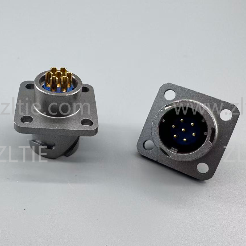 FQ14 Series 5-Pin Square Flange Male Socket