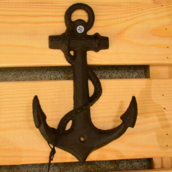 A âncora decorativa dá forma ao revestimento preto do ferro engancha ofícios do ferro fundido