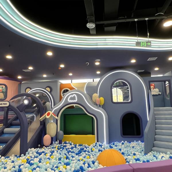 Aire de jeux intérieure personnalisée pour enfants de 3 à 12 ans avec dispositifs de sécurité