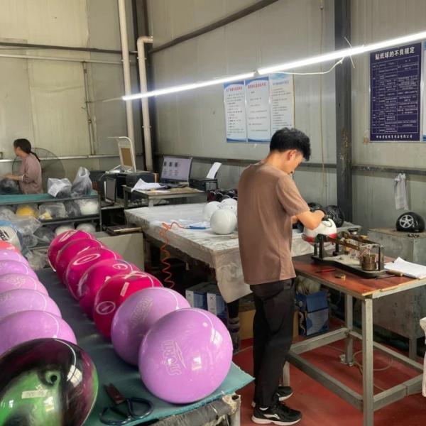 Direct Density Material Bowling Ball Exercise Muscle Function and Comfortable Grips