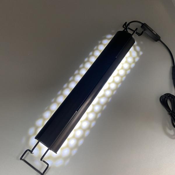 Lumière de reptile 8W LED en aluminium UVA UVB Lampe à LED contrôlable Lampes de lumière de reptile Dimming et 2 modes UVI