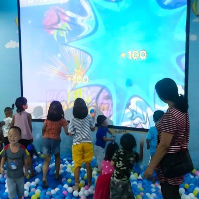 Sistema de jogo de projeção interativa Smashing Ball integrado em um