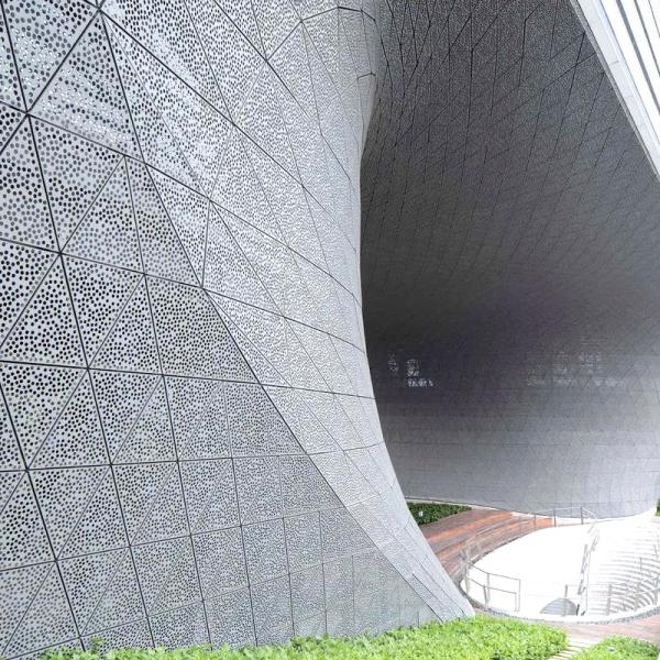 Panneaux de revêtement métalliques perforés en aluminium pour la décoration de façades ou d'écrans de bâtiments