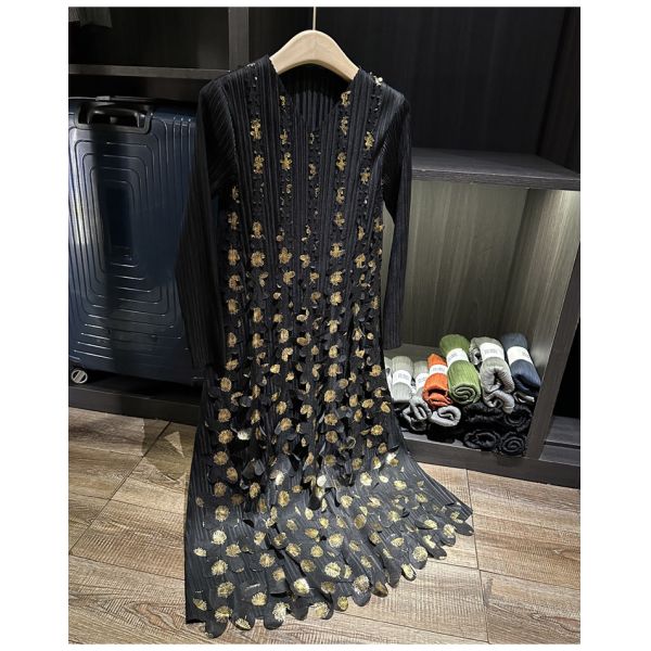 High-End Luxury Short-Sleeved Summer Dress New Gold Stamping Sequin V-Neck Gown Pleated Texture Casual Midi-Length Woven Chiffon