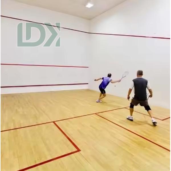 Lugar de squash con pared frontal de vidrio templado y luces