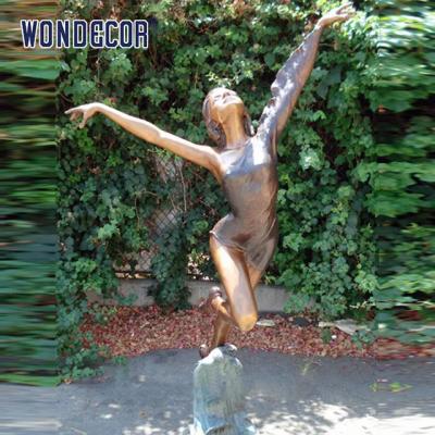 Decoração exterior do jardim, uma estátua de bronze de uma dança bonita da mulher no tamanho de uma pessoa real