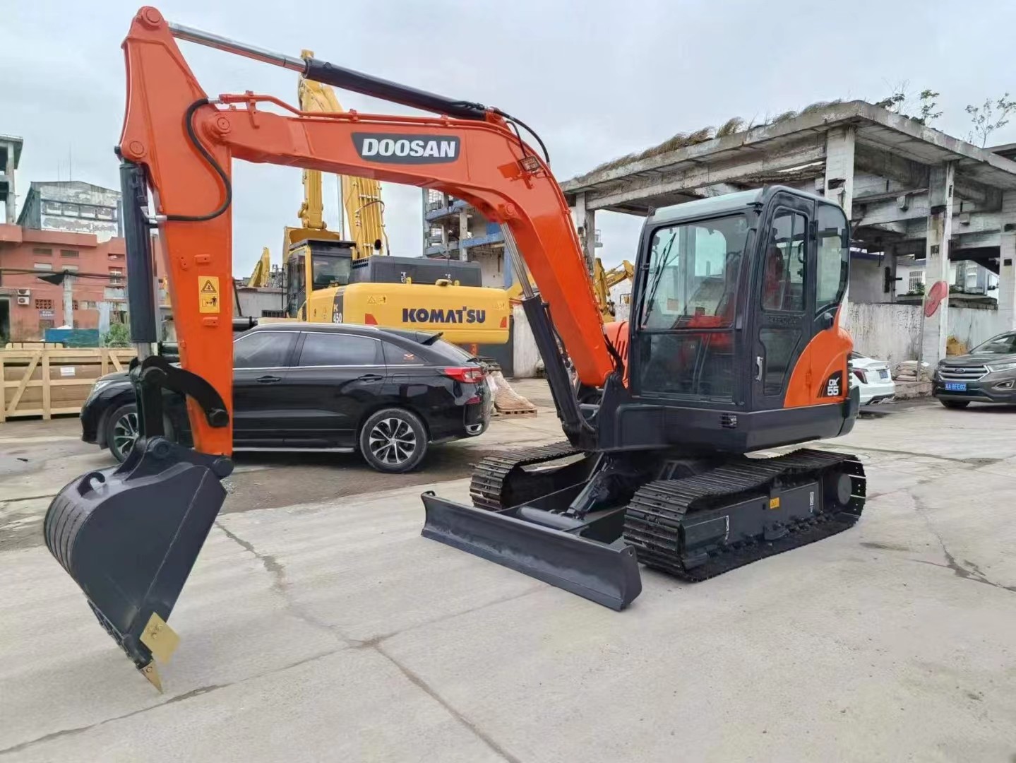 Новый Doosan DX55 оснащен двигателем Yangma из Японии