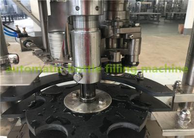 Tipo giratório 2 rachados automáticos em 1 Juice Can Filling e na máquina de selagem