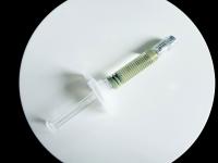 Les remplisseurs cutanés injectables anti-vieillissement pour les yeux remplissants entourent des cuvettes de larme