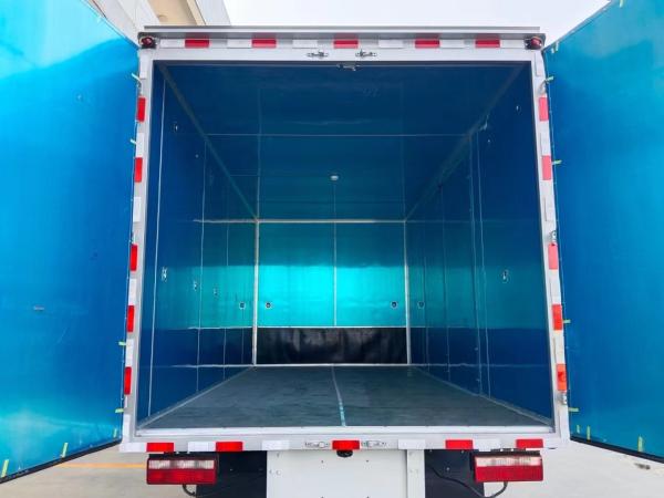 China National Heavy Duty Truck Group's New or Used 4 * 2 Rectangular Flammable Liquid Explosion-proof Vehicles for Sale