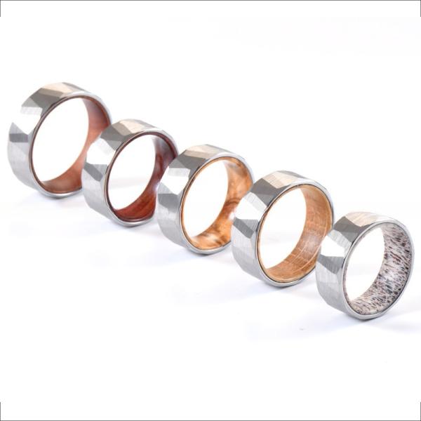 L'échantillon de fabrication d'une bague en tungstène martelée à facettes de 8 mm avec baril de whisky en bois
