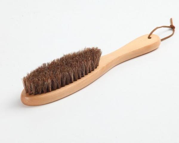 Le poil d'animal balaye/vrai brosse de chaussure de crin avec la longue poignée en bois