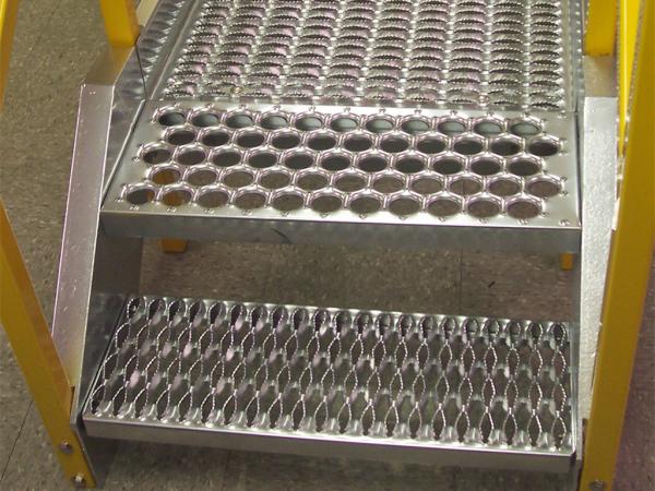 Slip Resistant Punching Plate Grating , Aluminum Perforated Metal Walkway Grip