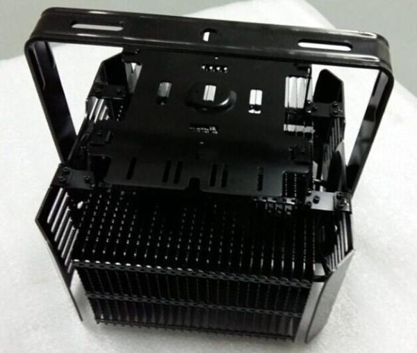 As extrusões de alumínio 320W do dissipador de calor da iluminação preta do diodo emissor de luz anodizaram a superfície