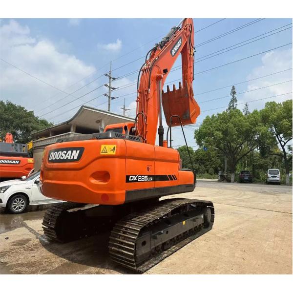 Оранжевый экскаватор на колесах DX225LC Doosan Backhoe