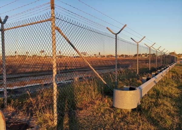 Galvanized Diamond Mesh Wire Chain Link Fence 6 Feet Height 9 Gauge 5*5cm Post Rail Thickness 5.0mm PVC Coated