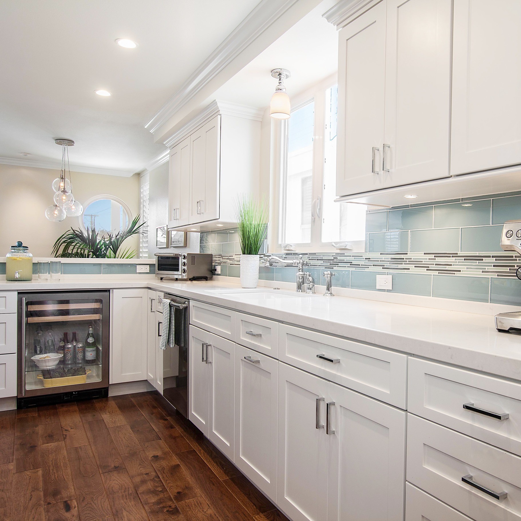 Modern Design Kitchen Cabinet Set with Quartz Stone Countertop and Eased Edge Style