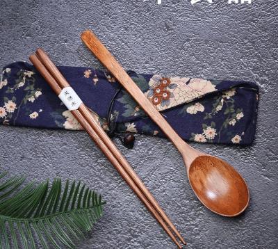 Do agregado familiar de madeira reusável dos utensílios do estilo japonês hashis e grupo de madeira da colher