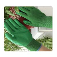 Fibre de polyester serrée verte avec les gants lisses de nitriles