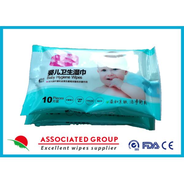 Противобактериологический младенец воды обтирает небольшой пакет с ингредиентами завода сои