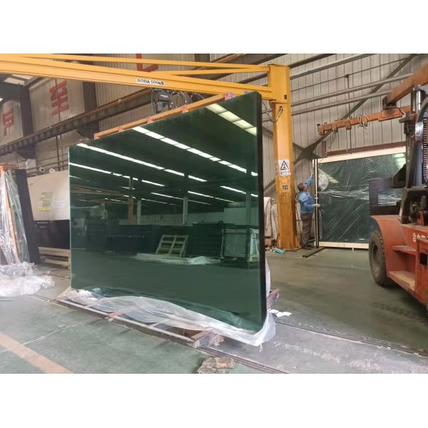 Green Decorative Float Glass with 91.5 Transmittance and 5.5-5.8 U-value for Bathroom Wall and Furniture Design