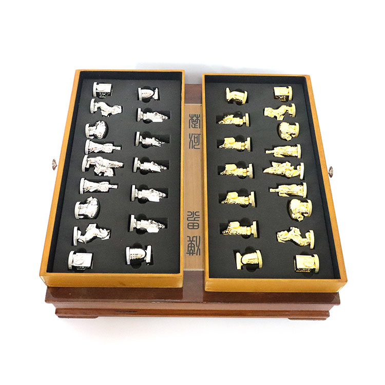 Customized Logo Portable Metal Chess Set with 43.5x43.5x7.3cm Zinc Alloy Chess Game Set