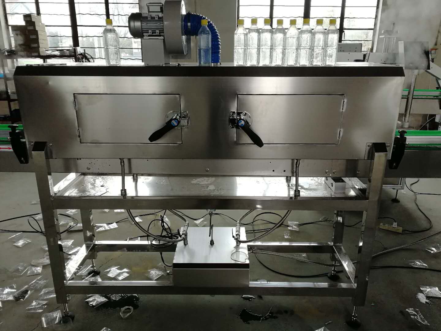 ЛЮБИМЕЦ 9000BPH вокруг автоматической машины для прикрепления этикеток рукава сокращения бутылки