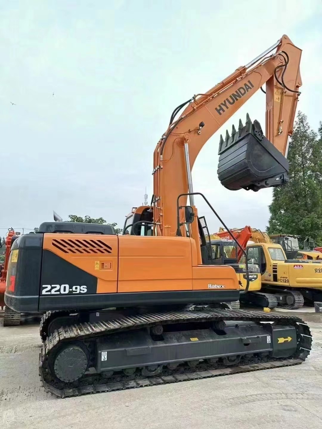 Использованный 22-тонный экскаватор Hyundai 220-9s оснащен двигателем Cummins