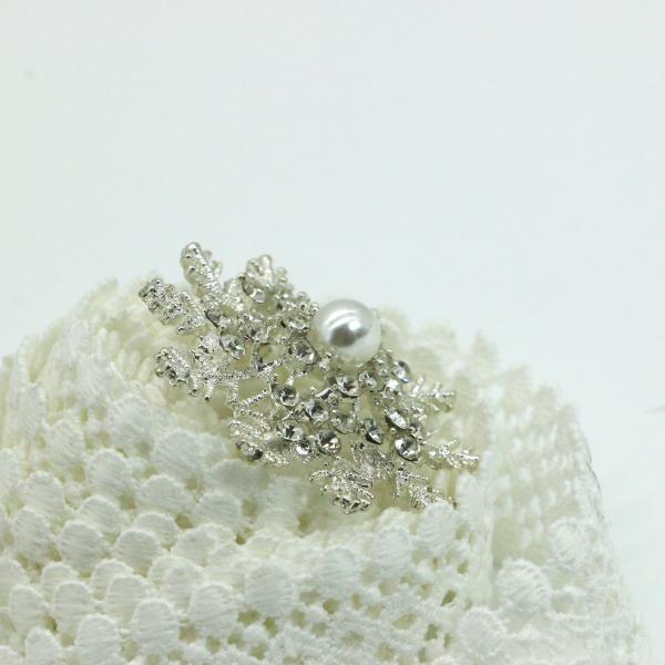 Silver Snowflake Fashion Brooch Pin Inlaid Pearl Crystal Diamond 4.5cm Size
