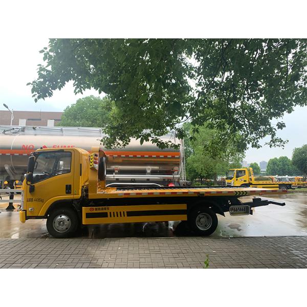 7890*2400*2550mm ISUZU Flat-Bottomed Remote Control Barrier Truck For Barrier Control