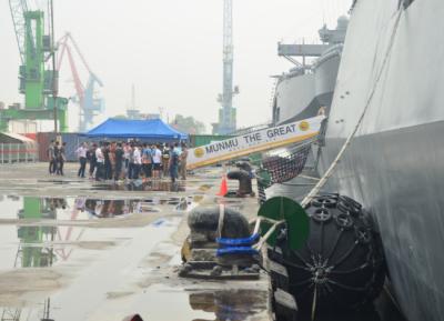 Pneumatic Ship Rubber Fender 2500mm X 5500mm Chain Tyre Net 0.05mpa
